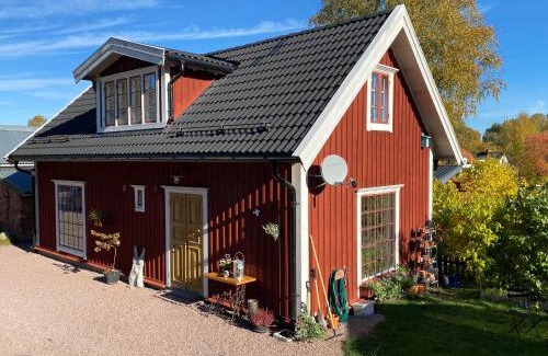 Hallstahammar House | Röda huset