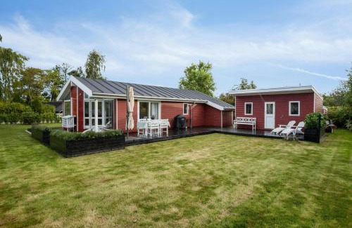 Vejlby Fed House | Rødt Hus Ved Fyns Kyst Venter På Hygge