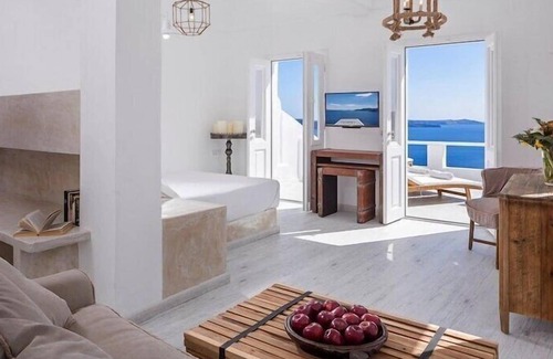 Imerovigli Villa | R 3410 Villa Jabari With Bath Amenities ,Outdoor Jacuzzi & Sitting Area.