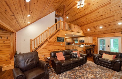 McHenry House | R and R Cabin: Lake Area, Hot Tub, Pool Table, Fireplace!