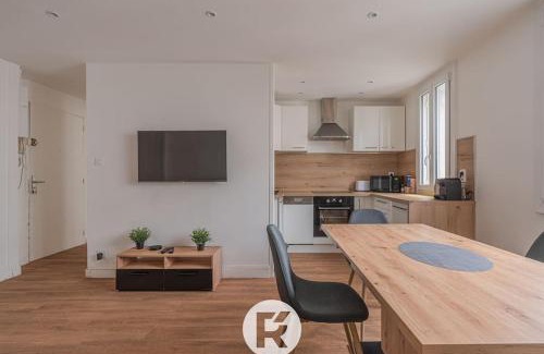 Quartier des Eaux-Claires Apartment | R'Apparts T2 Refuge Chic