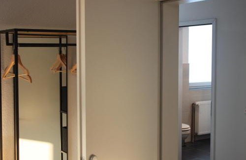 Langenhorn Apartment | R B Apartment Hamburg Duo - 1-2 Personen - Küchenzeile - Smart TV - kostenloser Parkplatz - Bad mit Toilette und Dusche auf dem Flur gegenüber des Zimmers