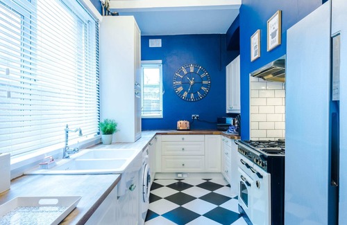 Salford House | R&R nr MediaCity (4 bedrms, 6 beds, Free Parking)
