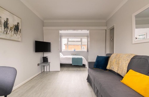 Newbury Apartment | Racecourse Revelation! Free parking