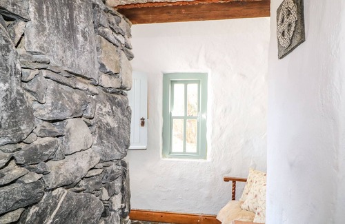 Annagry Cottage | RADHARC NA NOILEÁN, pet friendly in Kincasslagh, County Donegal
