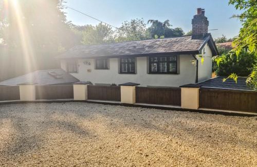Aughton House | Rainbow Cottage, A Detached House with Hot Tub and private parking