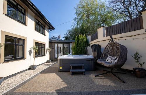 Aughton House | Rainbow Cottage, A Detached House with Hot Tub and private parking