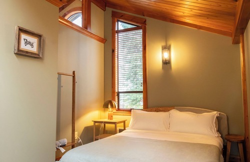 Mirrormont Cabin | Rainier View Lodge - Mountain View Suite in Scenic Issaquah | Seattle gateaway