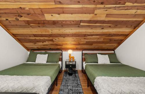 Paradise Estates House | Rainier XL Chalet EV-Hot Tub-Game Room-Guest Suite