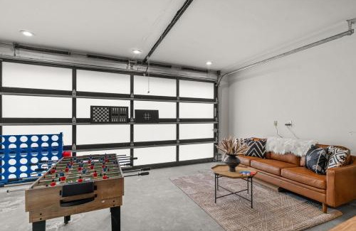 Paradise Estates House | Rainier XL Chalet EV-Hot Tub-Game Room-Guest Suite