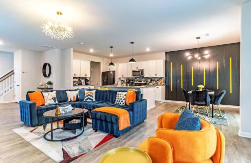 Southeast Raleigh House | Raleigh Luxe Family Retreat- 15 Min to Downtown, Kids Gear, Fast WiFi for WFH, EV & Pet Friendly