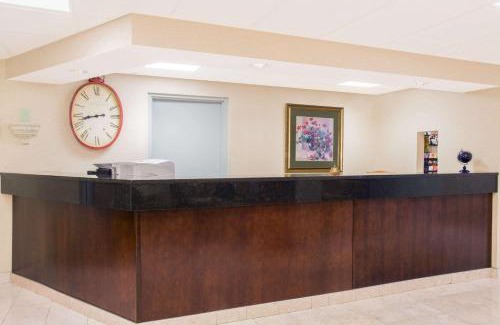 Angola Hotel | Ramada by Wyndham Angola/Fremont Area