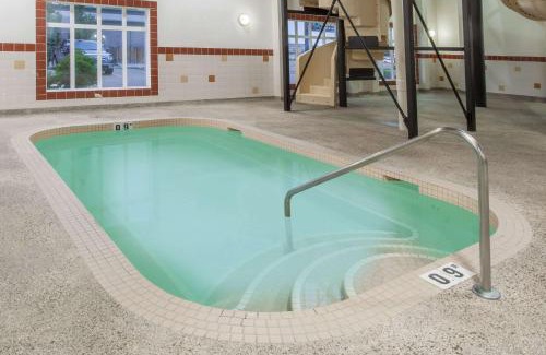 Camrose Hotel | Ramada by Wyndham Camrose