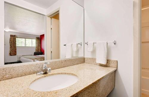 Fairview Park Hotel | Ramada by Wyndham Cleveland Airport West