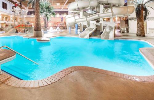Urbandale Hotel | Ramada by Wyndham Des Moines Tropics Resort & Conference Ctr