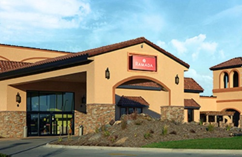 Urbandale Hotel | Ramada by Wyndham Des Moines Tropics Resort & Conference Ctr