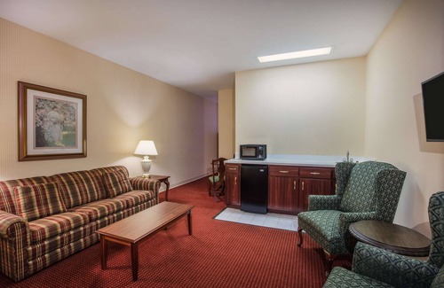Ligonier Hotel | Ramada by Wyndham Ligonier