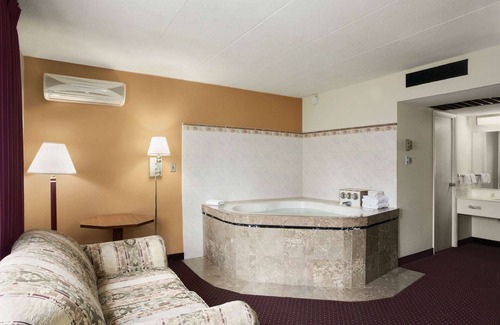 New Stanton Hotel | Ramada by Wyndham Pittsburgh/New Stanton