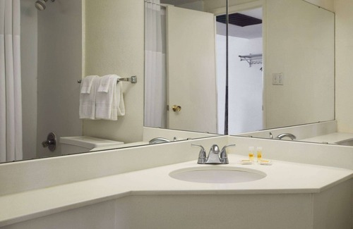 New Stanton Hotel | Ramada by Wyndham Pittsburgh/New Stanton