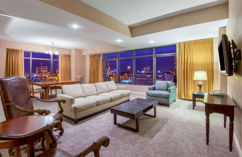 Downtown Hotel | Ramada Hotel & Convention Center by Wyndham Topeka Downtown