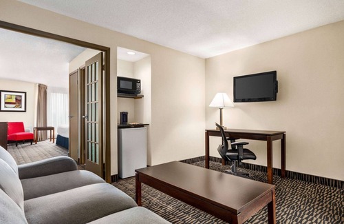 Niagara Falls Hotel | Ramada Plaza by Wyndham Niagara Falls