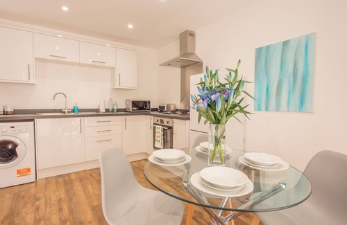 Cowley Apartment | Rana Ct 3 (The Churchill Suite) | 1 Bed Ground Floor Apt