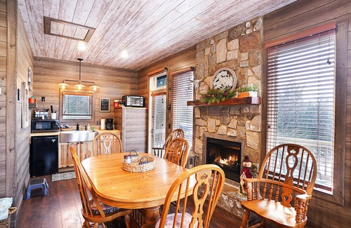 Ashland Cabin | Ranch Cabin w/Hot Tub. Communal Sleeping 2 Queen + Full Trundle. Pet Friendly!