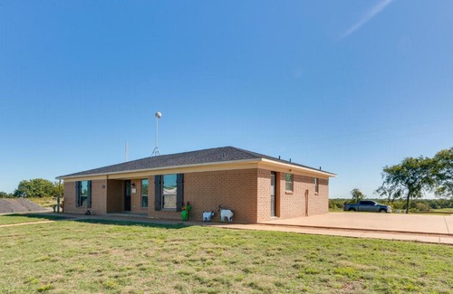 Calera House | Ranch Getaway with Pool and Horse Stall Access!