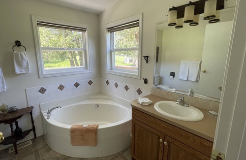 Kootenay Boundary House | Ranch Guesthouse - CALL FOR AVAILABILITY