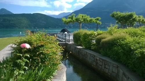 Duingt Apartment | Rare : au bord du lac d’Annecy, cosy appartement en rez de jardin avec terrasse privative