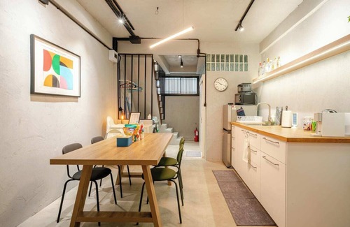 Yan Nawa House | Rare Designer Townhouse Perfect for Groups | 8 mins to BTSn