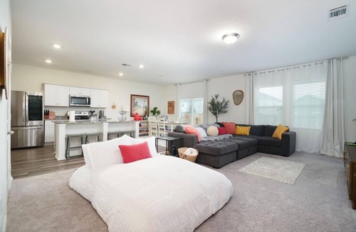 Medina Valley House | Rare Find Sleeps 13 Family Fun