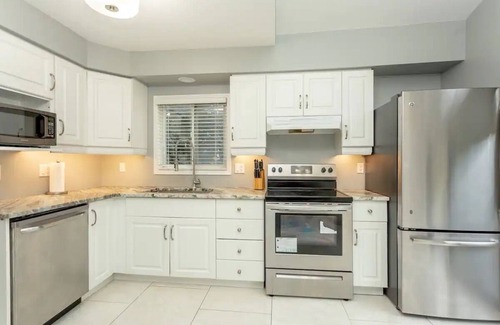 London Apartment | *Rare* Luxury Home w/Jacuzzi near UWO & Downtown