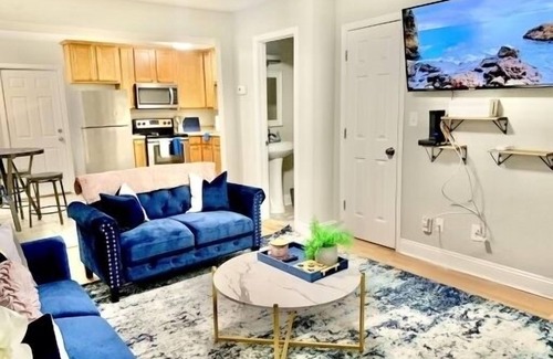 Plaza Midwood House | Rare Townhome with Queen Beds in Plaza Midwood-10 min drive uptown