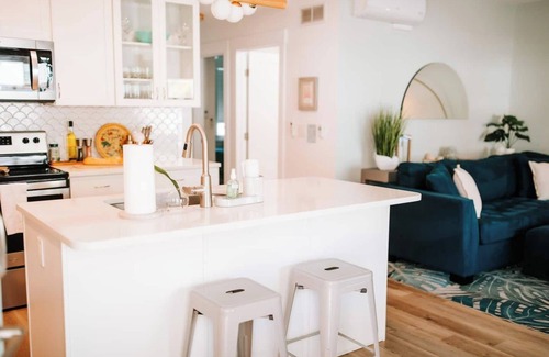 Downtown Dunedin Cottage | Rave Reviews Walk to Downtown Dunedin & Waterfront Pets Ok -Barefoot Parrot 1
