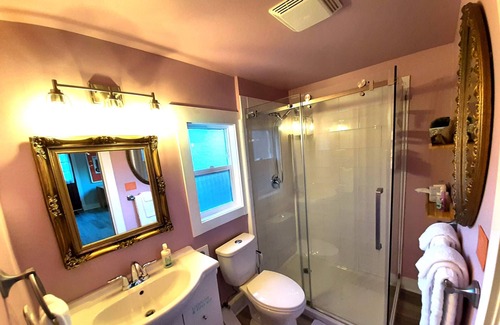 Regional District of Nanaimo Cottage | Raven's Nest: Relaxed 1-Bedroom Coastal Cottage Amongst the Trees