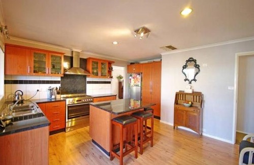 Endeavour Hills House | ravenhill house