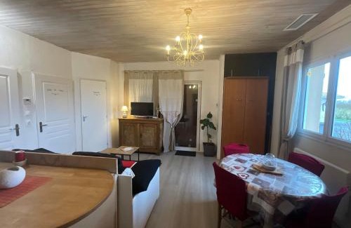 Saint Sever Apartment | Ravissant T2, Cl 3 étoiles, 3 pers et 1 enf , 3 lits, parking et patio