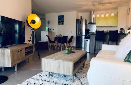 Annecy Old Town Apartment | RAYAN 4 étoiles - Proche Lac & Vieille Ville, Garage Privé, Secteur recherché