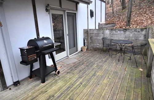 Norwalk Cabin | Ready to become a real love bird? Beautiful cabin to wake up hearing song birds