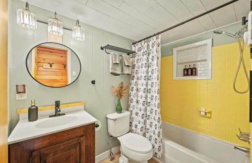 Pocono Lake House | Real Cabin feel Close to Beach Golf Cart included