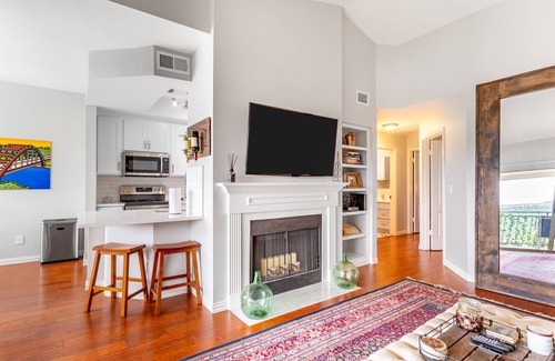 Shepherd Mountain Condo | Recently Remodeled Top Floor Condo W/Great Hill Country Views & Private Garage!