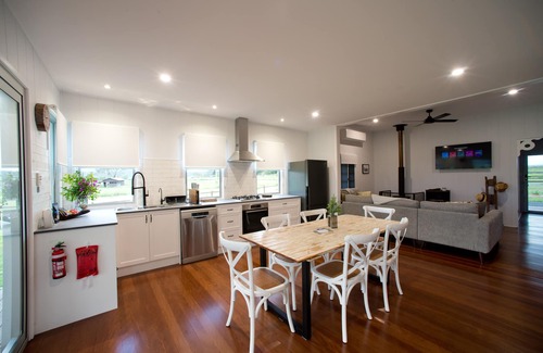 Tamrookum Cottage | Recently renovated cottage, enjoy a bath with a view