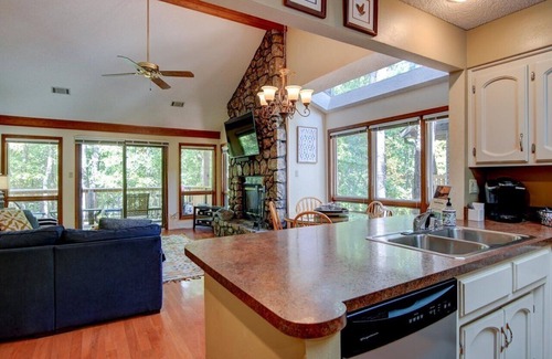 Mount Ida Condo | Red Bird Retreat/8DRB, Mt Harbor 2/2 Fully Stocked Next to Pool hosted by LOVR