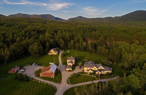 Mendon Apartment | Red Clover Inn: Lovers Queen Suite near Killington