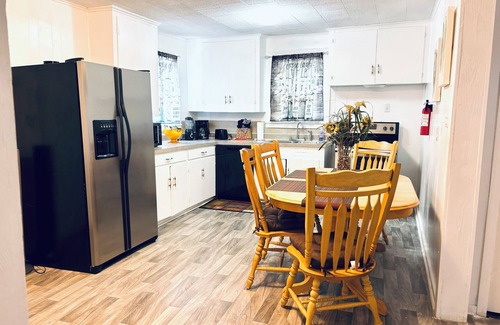 Alexandria House | Red Door Lodge of Alexandria Charming 2-bedroom with WiFi and AC in amazing