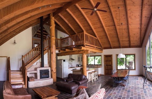 Porepunkah Cabin | Red Earth Lodge - secluded bushland setting