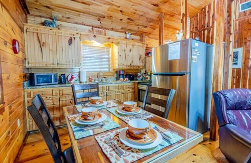 Hochatown Apartment | Red Fox Den Luxury Cabin