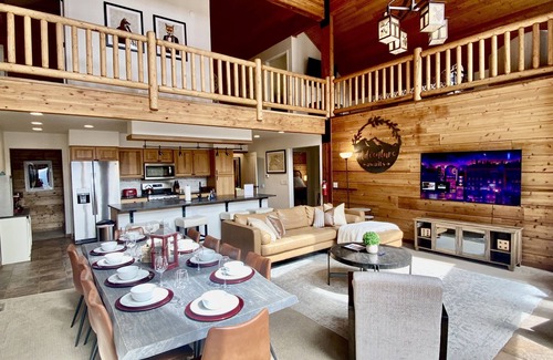 Cle Elum Cabin | Red Fox Luxury Lodge - Gorgeous Views of Lake Cle Elum - Hot Tub - Game Room