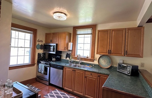 Windham House | Red Fox T.H. & Spa hot tub - mini golf & tee off &outside living room & firepit
